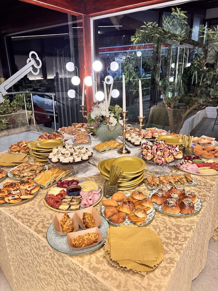 Buffet di rosticceria con allestimento dorato nella sala eventi del Motel San Pietro